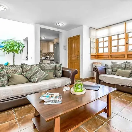 Vila La Caleta Sleeps 6 With Pool And Wifi
